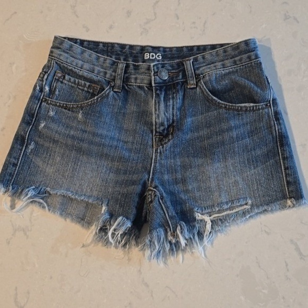 BDG Freja Mid Rise Vintage Fit Denim Shorts Medium Wash Distressed Raw Hem 24w